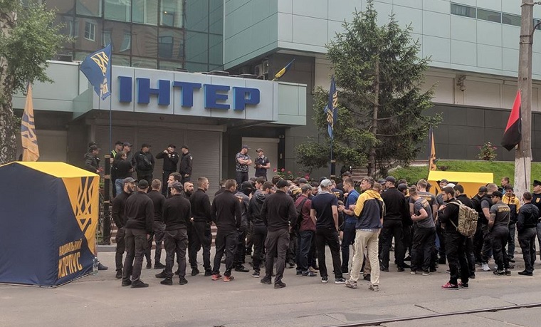 В Киеве группа лиц заблокировала телеканал