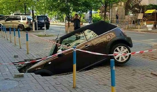 В центре Киева машина провалилась под асфальт (фото)
