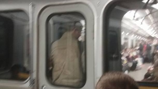 Подросток катался в метро на зацепе