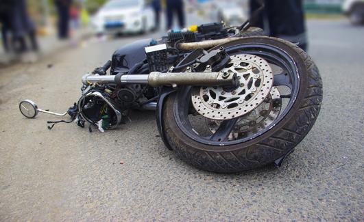 Mercedes сбил мотоциклиста (видео)
