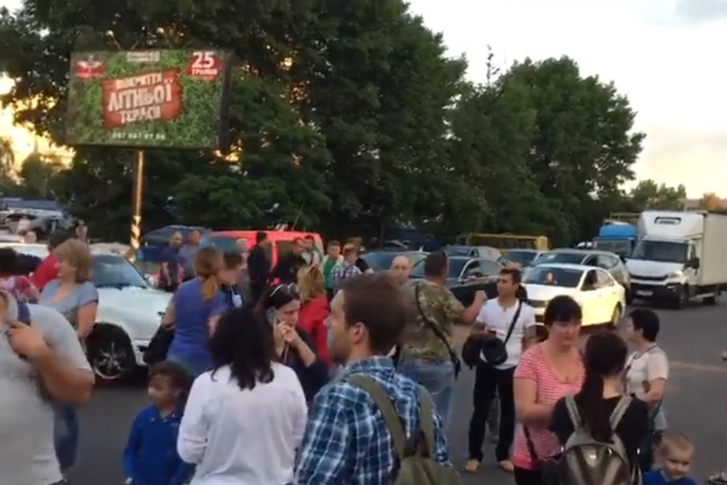 В Броварах жители перекрыли трассу (видео)