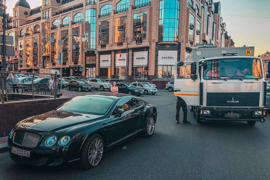 В Киеве Bentley попал под автозак