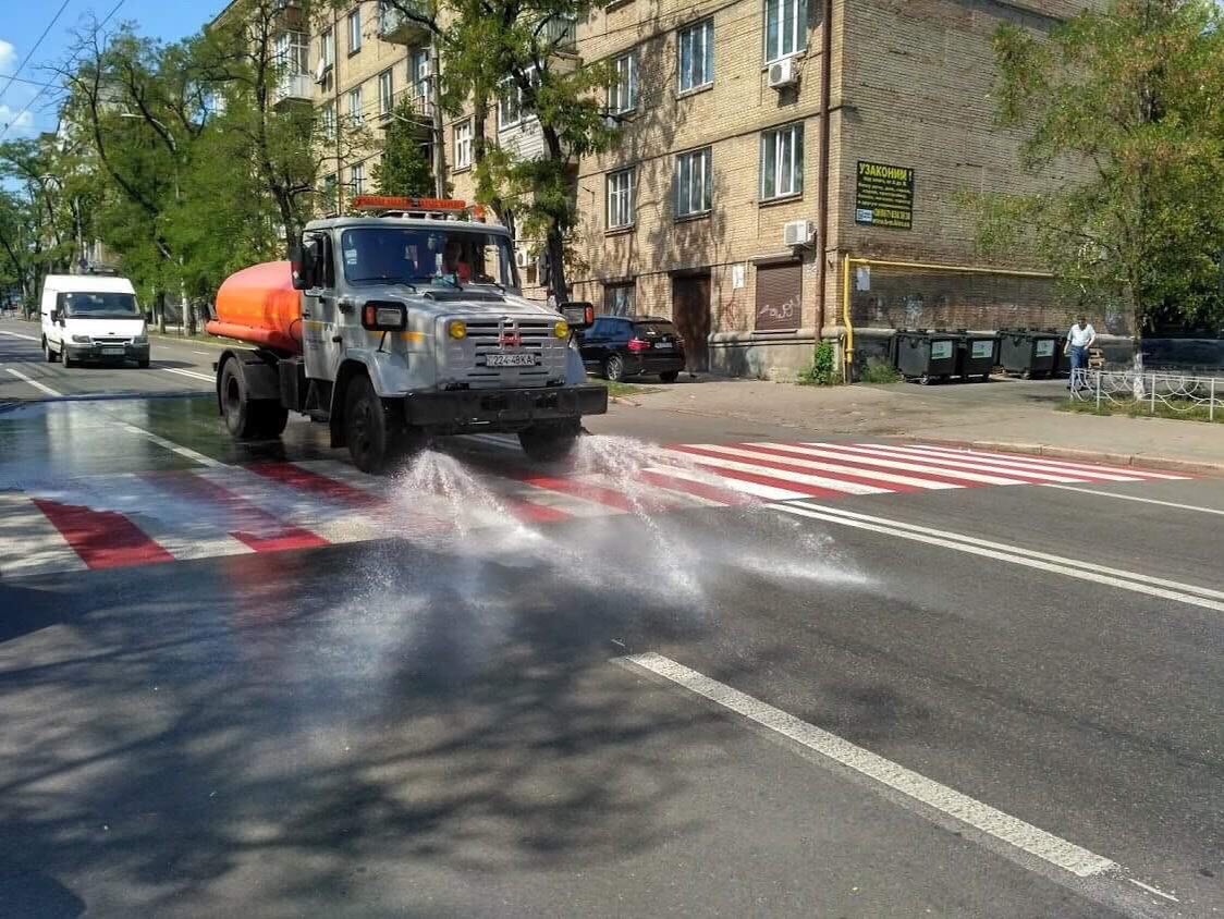 Дороги на Печерске из-за жары усиленно поливают водой