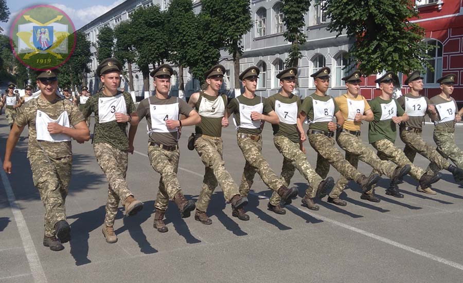 Киевские курсанты готовятся к параду