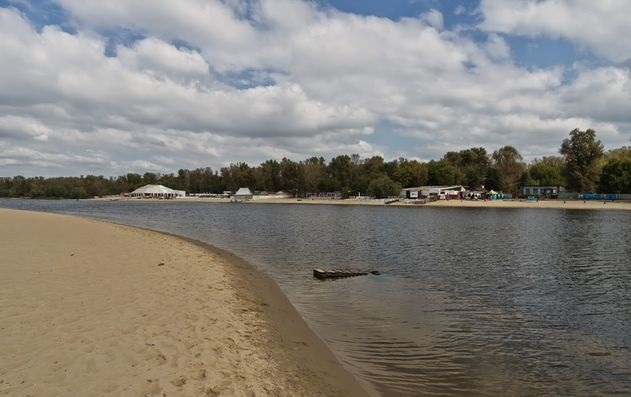 На городских пляжах запретили купаться