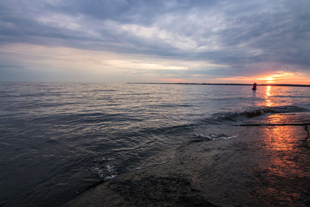 Киевское море перед рассветом (фото)