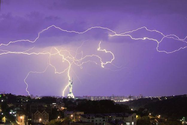 Ночное небо Киева украшали молнии (фото)