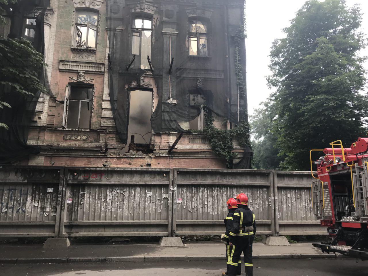 На Подоле сгорело старинное здание (фото)