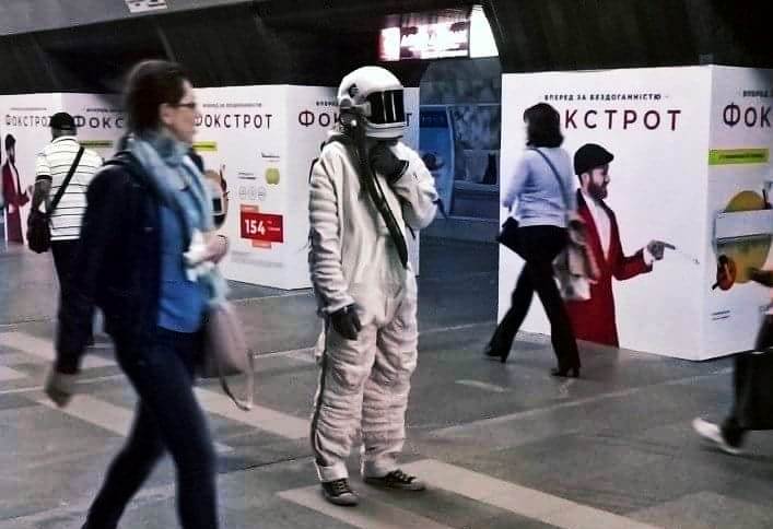 В метро заметили космонавта