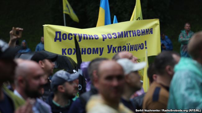 В Киеве "евробляхеры" поскандалили с сыном президента (видео)
