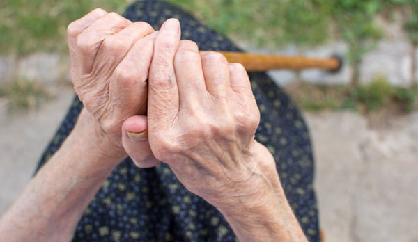 "Бабушка-камикадзе": на Теремках заметили рисковую пенсионерку (видео)