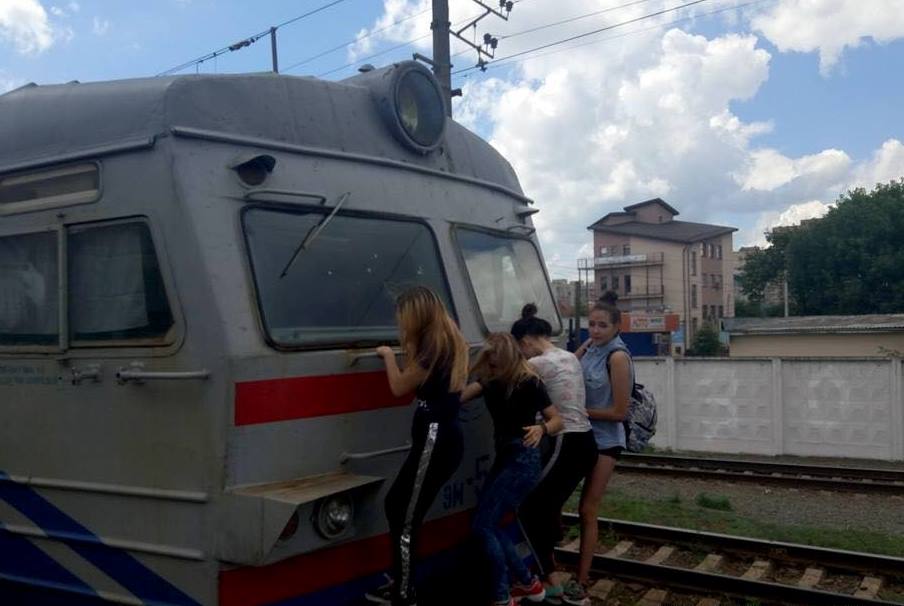 Девочки прокатились на зацепе электрички из Киева до пригорода