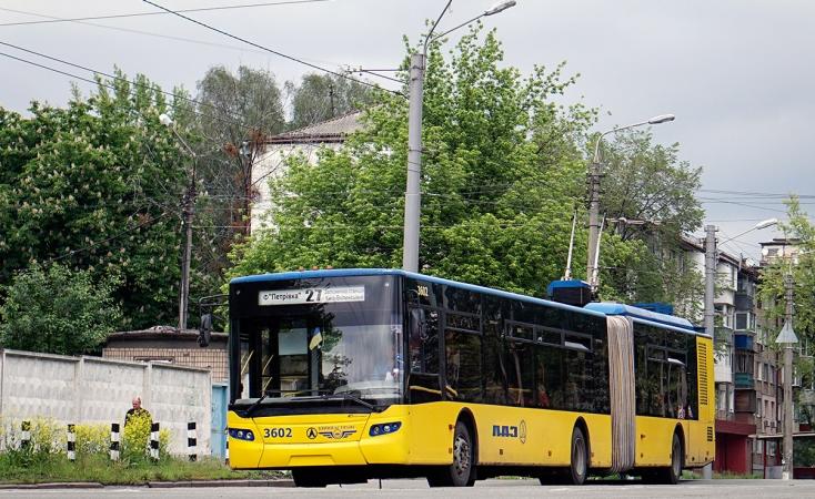 В Киеве посреди дороги задымился троллейбус (видео)