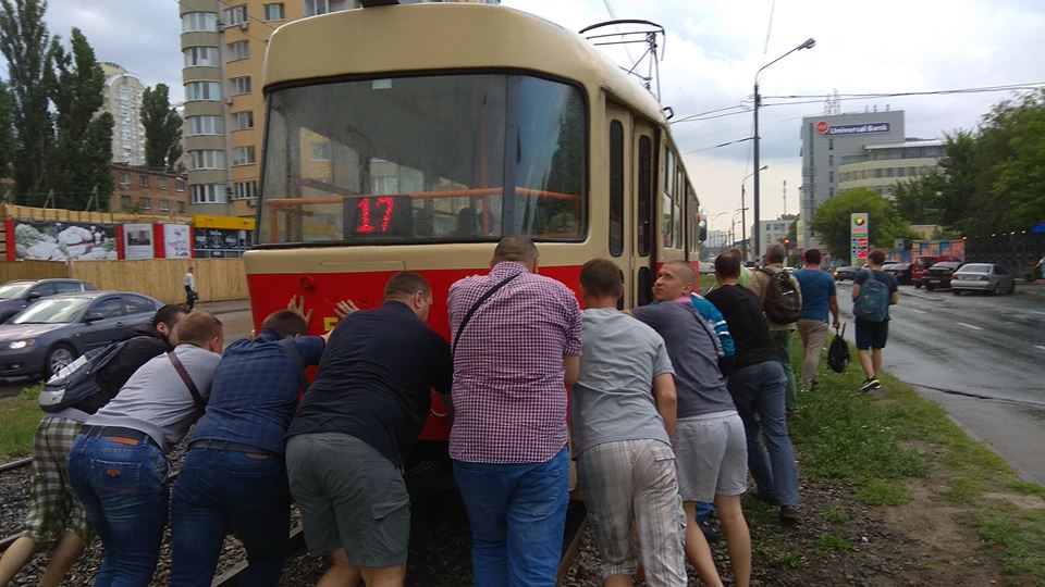В Киеве пассажирам пришлось толкать трамвай