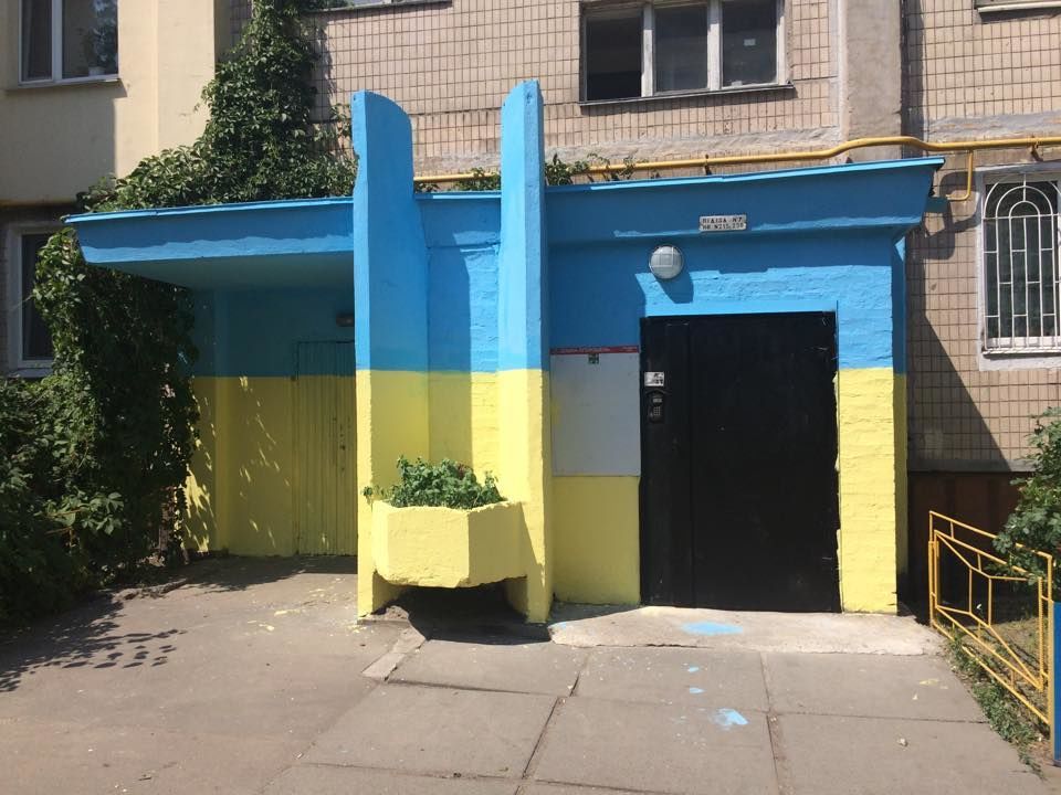Двери в киевских подъездах предлагают сделать стеклянными