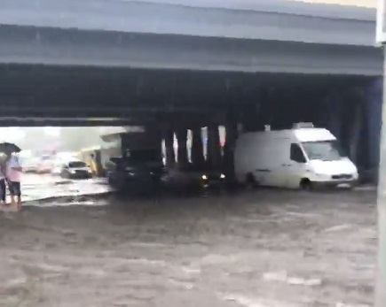 Из-за мощного ливня в Киеве машины плывут по дороге (видео)