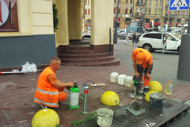 В Киеве начали устанавливать ограждения вдоль тротуаров (фото)