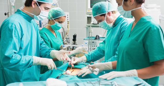 В Киеве делают операцию облитой кислотой женщине