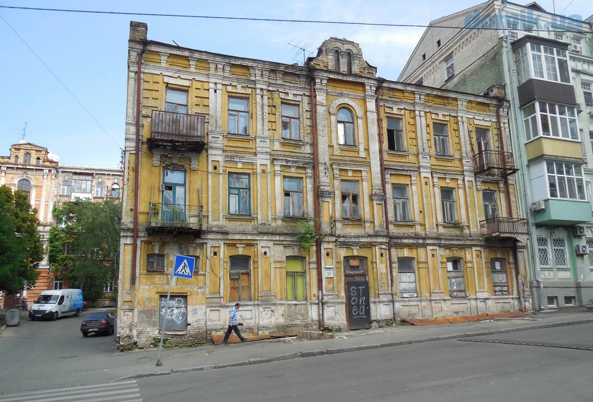 В Киеве разрушается старинное здание