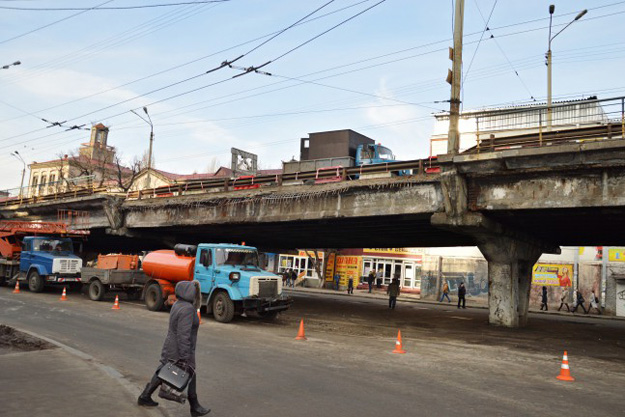 Около Шулявского моста массово закрываются ларьки