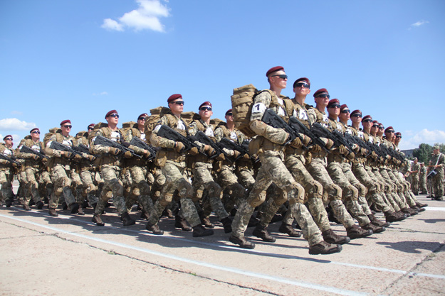 На киевском аэродроме собрали несколько тысяч военных (фото)