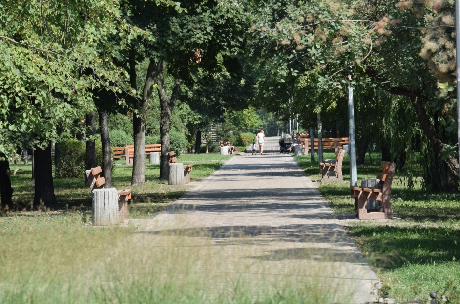 На Русановской набережной обновили парк