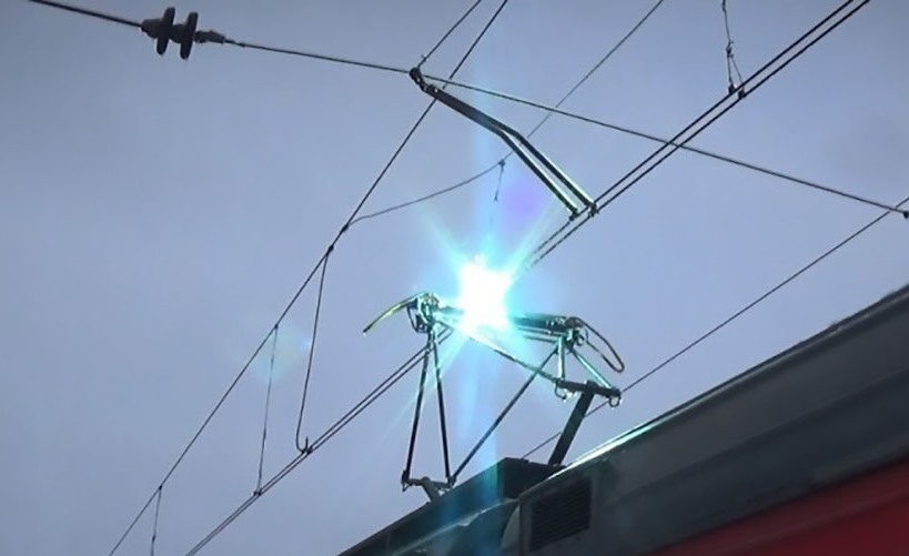 На крыше поезда от удара током обгорел мужчина (видео)