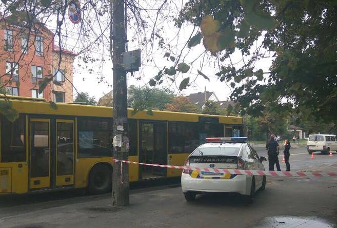 На Нивках обстреляли пассажирский автобус