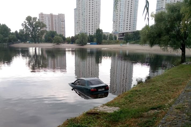 В Киеве автомобиль утонул в пруду