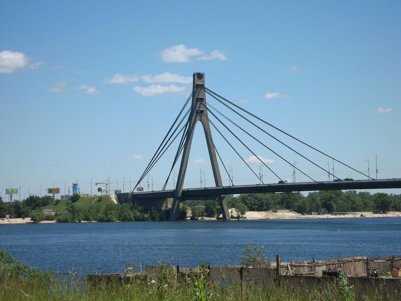 На Северный мост без страховки забрались малолетние руферы (фото)