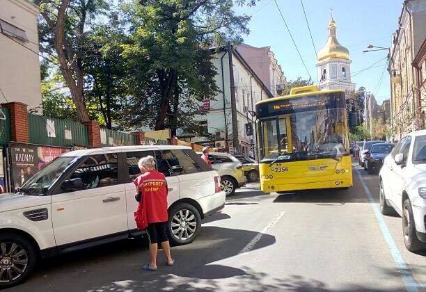Герой парковки остановил транспорт в центре Киева