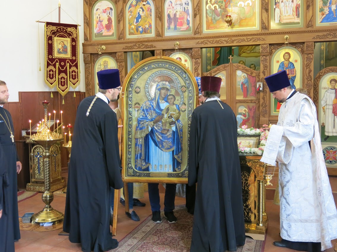 В храм под Киевом привезли православную святыню