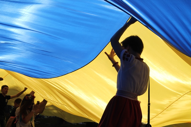 В Киеве развернули самый длинный флаг Украины