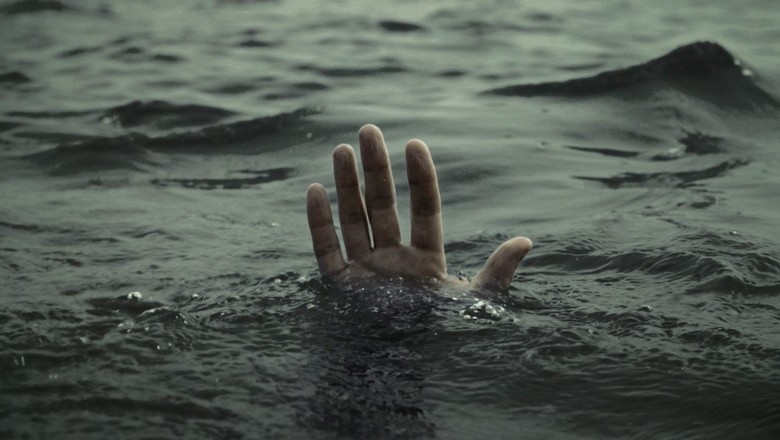 Полез купаться и утонул. В Киеве спасатели достали тело из озера (видео)