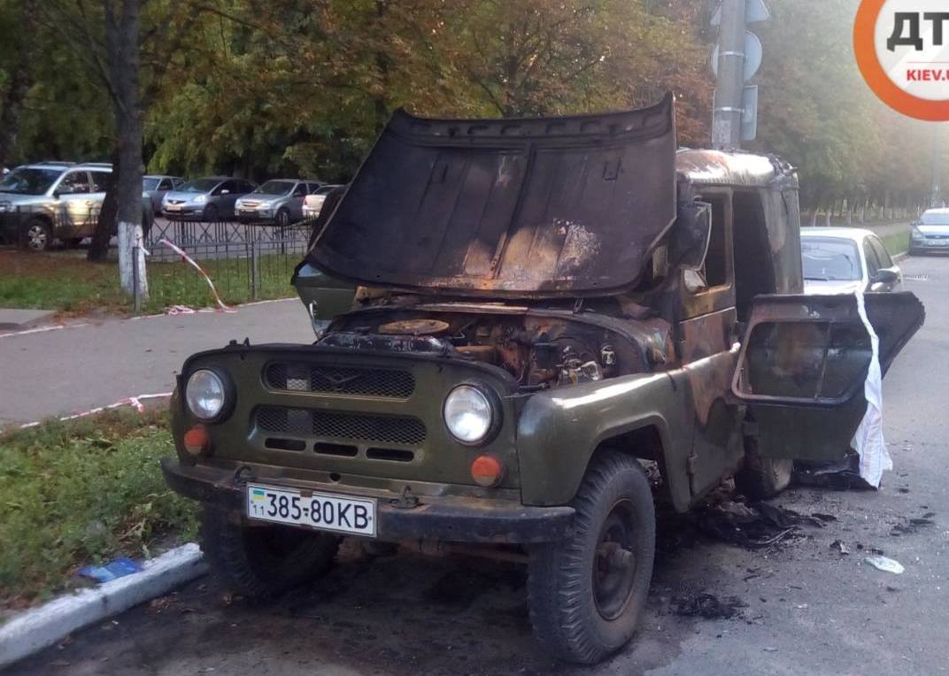 В машине на Теремках нашли обгоревший труп