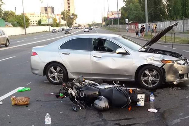 В Киеве водитель-нарушитель покалечил мотоциклиста (фото)