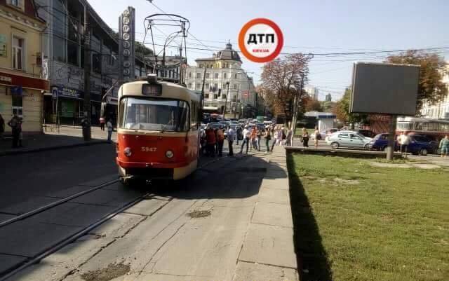 На Подоле остановились трамваи