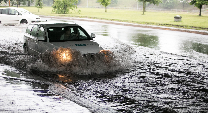 На Соломенке потоп, машины плывут (видео)