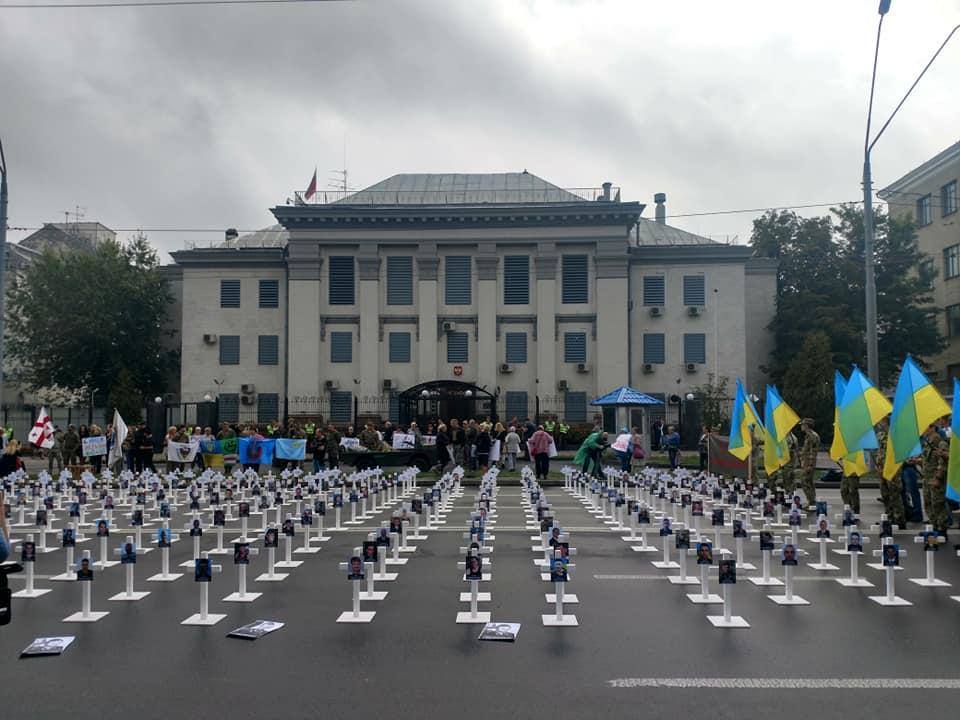 Под зданием российского посольства устроили кладбище (фото)