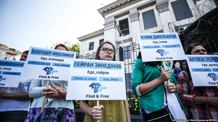 В Киеве возле российского посольства требовали разыскать пропавших крымчан