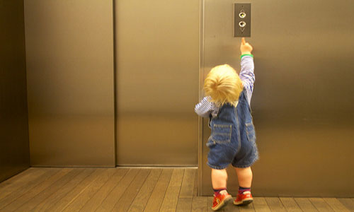 Трехлетний ребенок застрял в лифте
