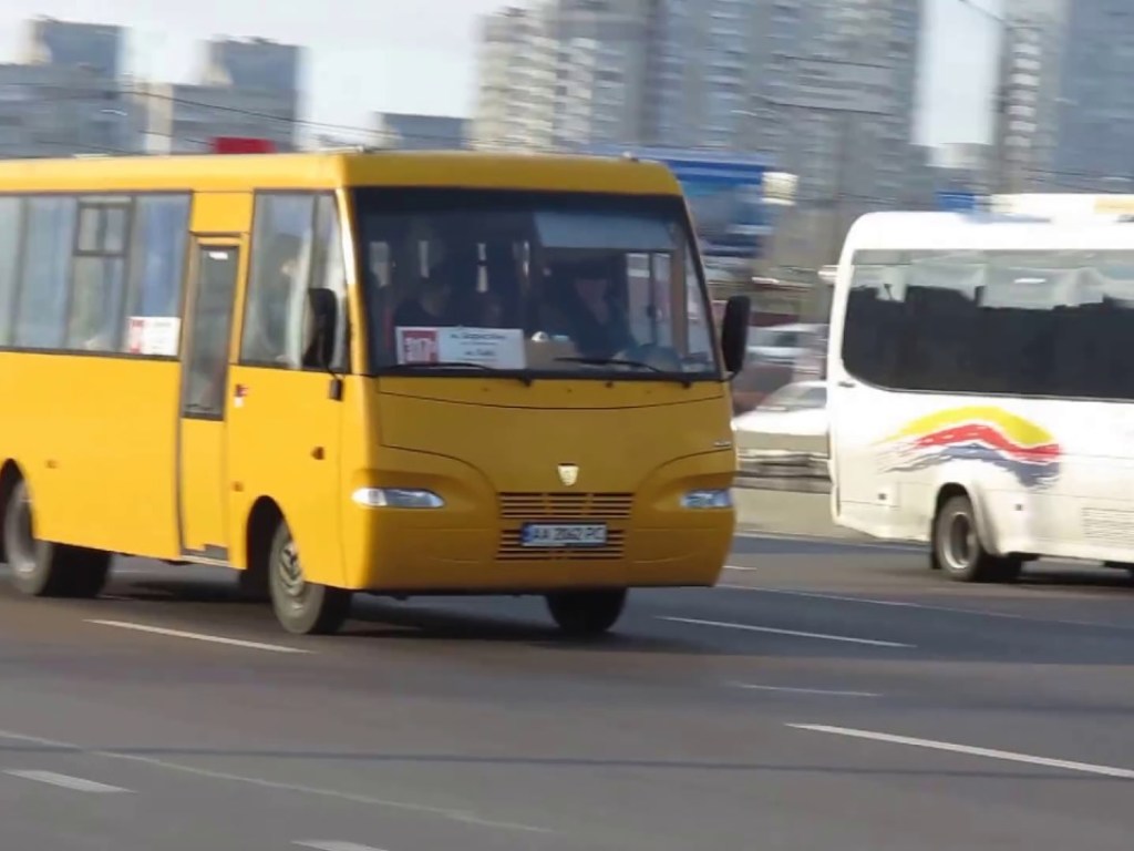 Маршрутка пронеслась по Киеву с запредельной скоростью (видео)