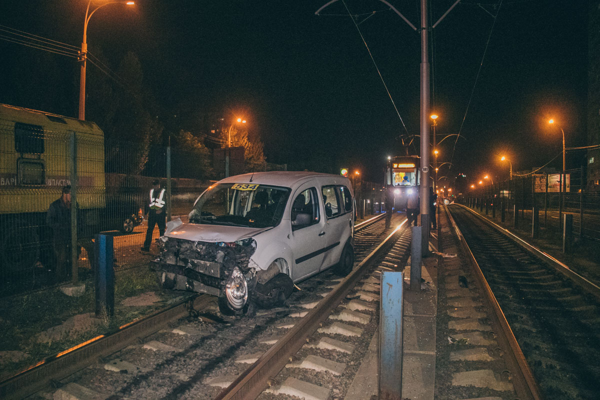 На Отрадном пьяный до беспамятства таксист остановил трамваи