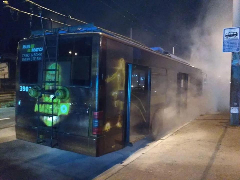 В Киеве посреди дороги загорелся переполненный троллейбус