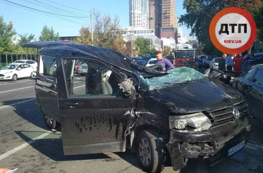 Трагедия в центре Киева, машину смяло как фантик
