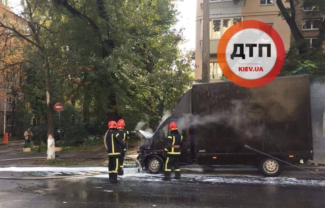 На Лукьяновке посреди дороги вспыхнул грузовик