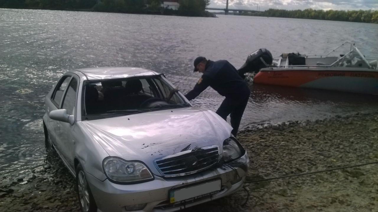 Появилось видео, как из Днепра доставали утонувшую машину