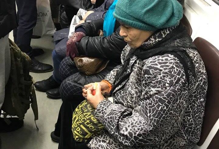 В метро разъезжает вооруженная пенсионерка