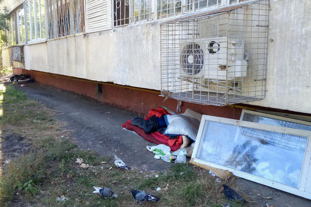 В Киеве жильцы многоэтажки обнаружили под окнами труп