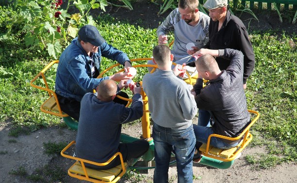 В Киеве пьяницы отжимают игровые площадки у детей